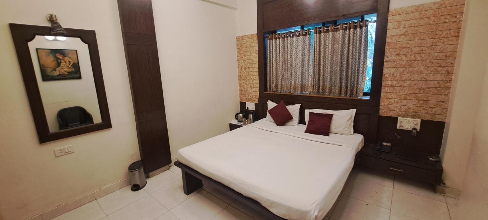 Hotel Shivam Пюн Екстериор снимка