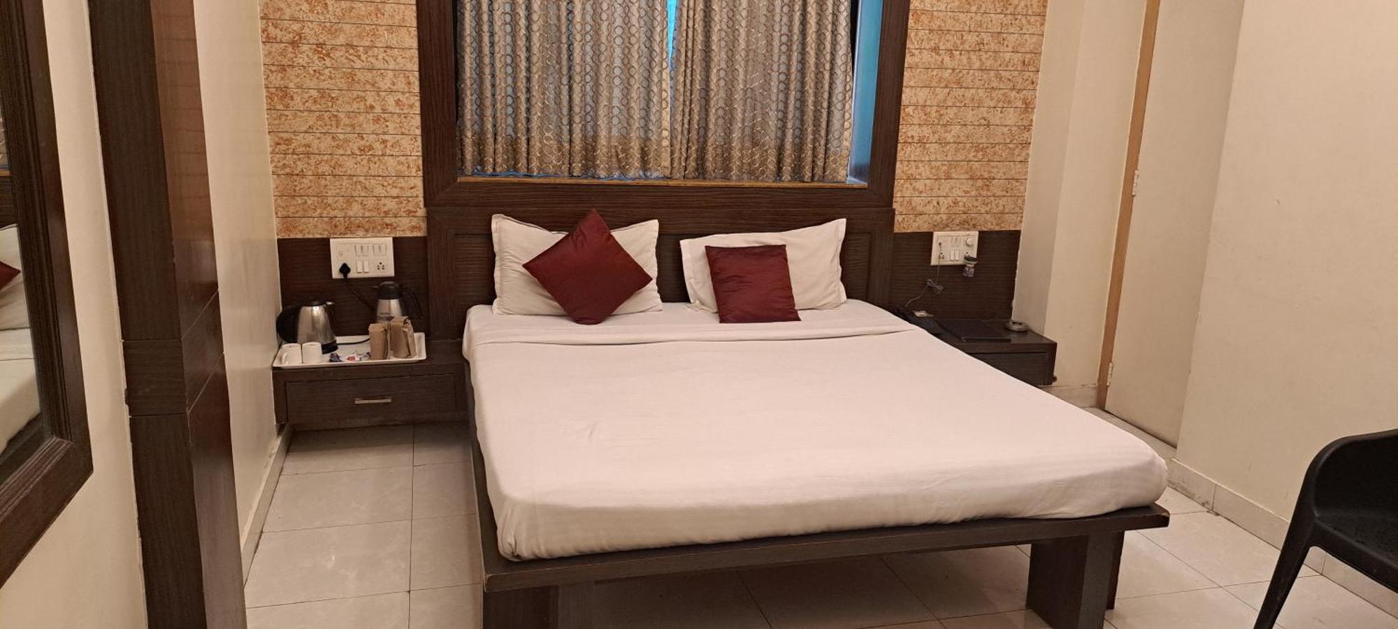 Hotel Shivam Пюн Екстериор снимка