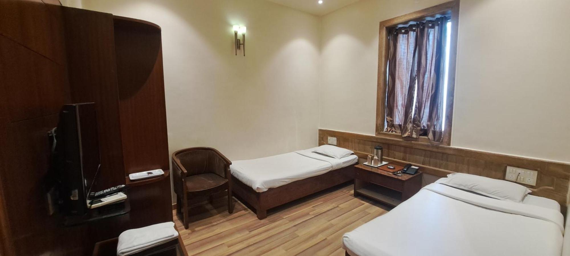 Hotel Shivam Пюн Екстериор снимка