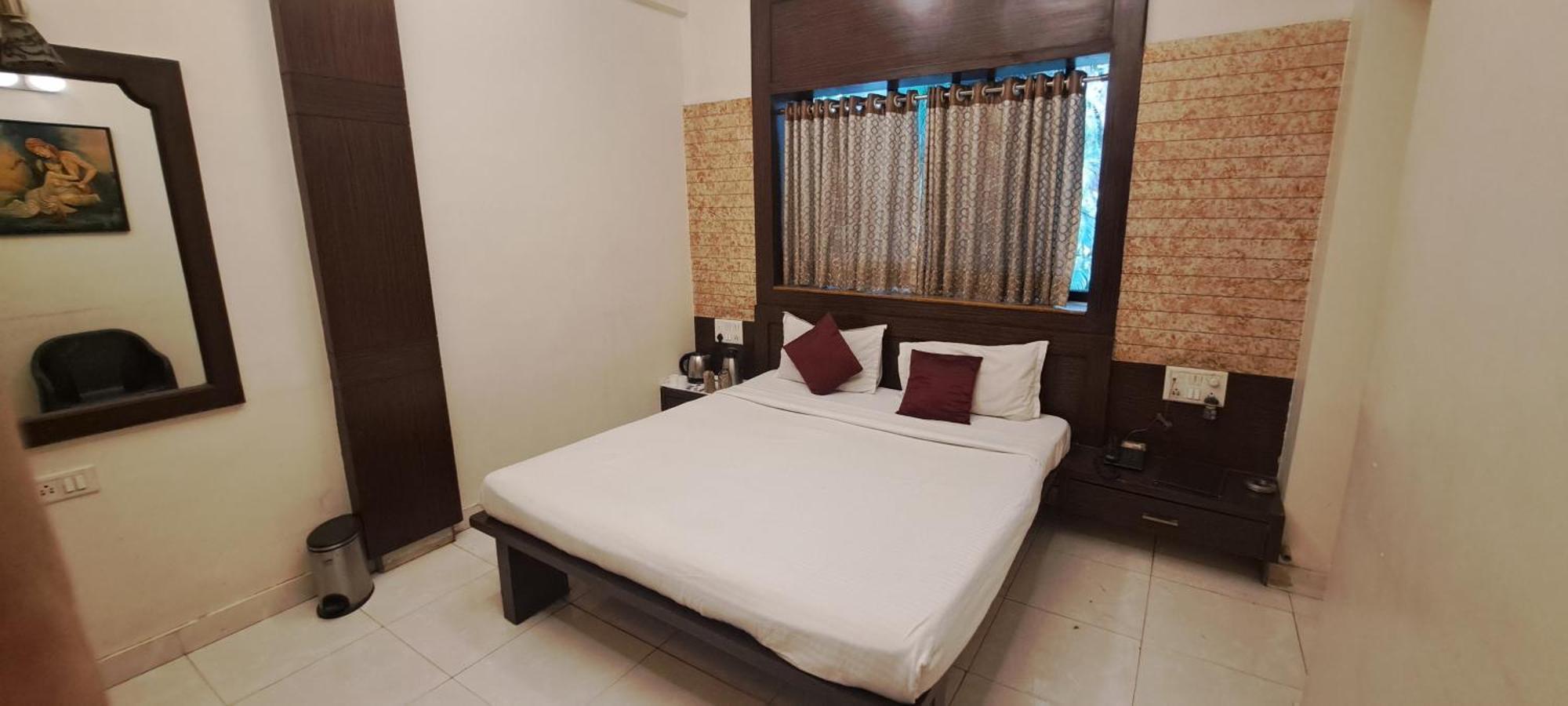Hotel Shivam Пюн Екстериор снимка