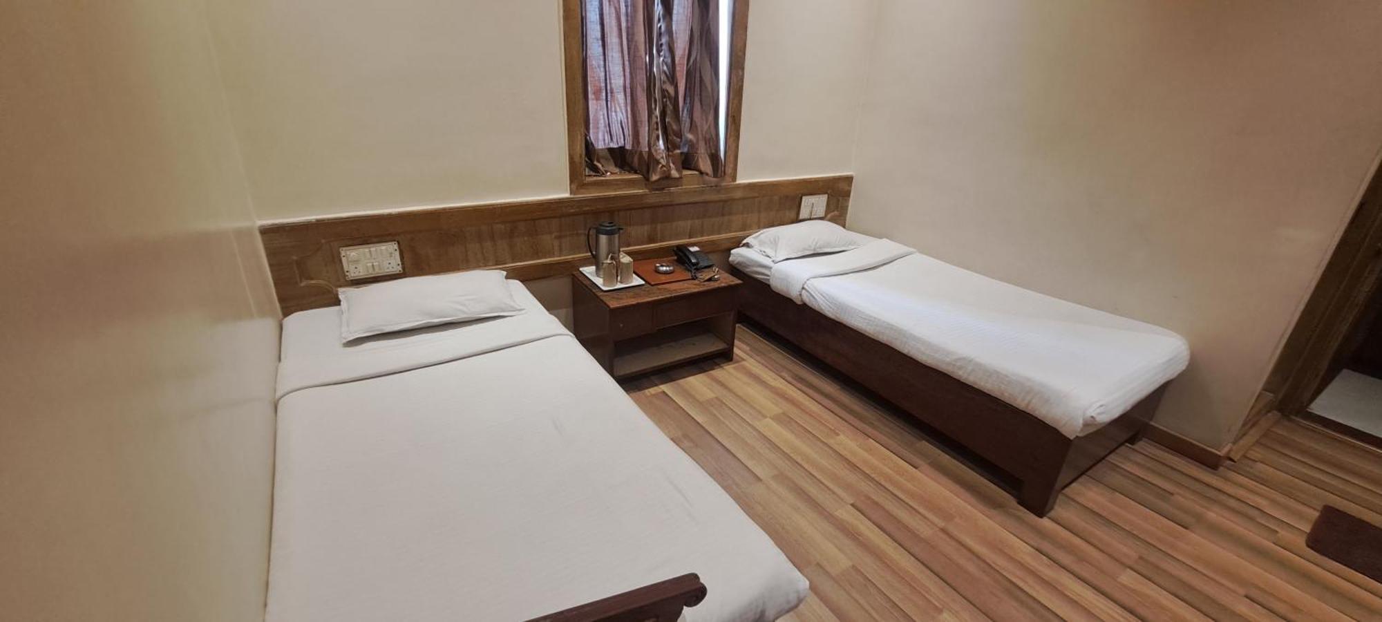 Hotel Shivam Пюн Екстериор снимка