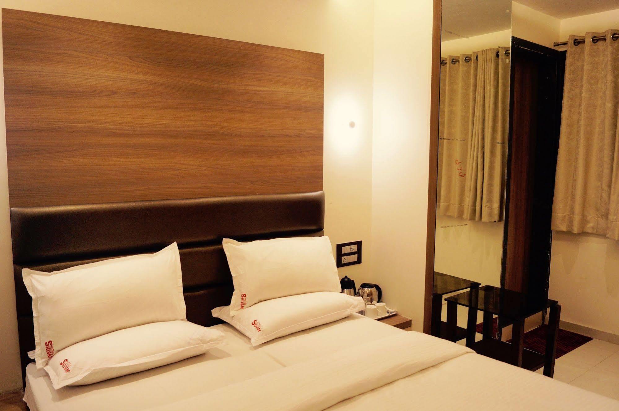 Hotel Shivam Пюн Екстериор снимка