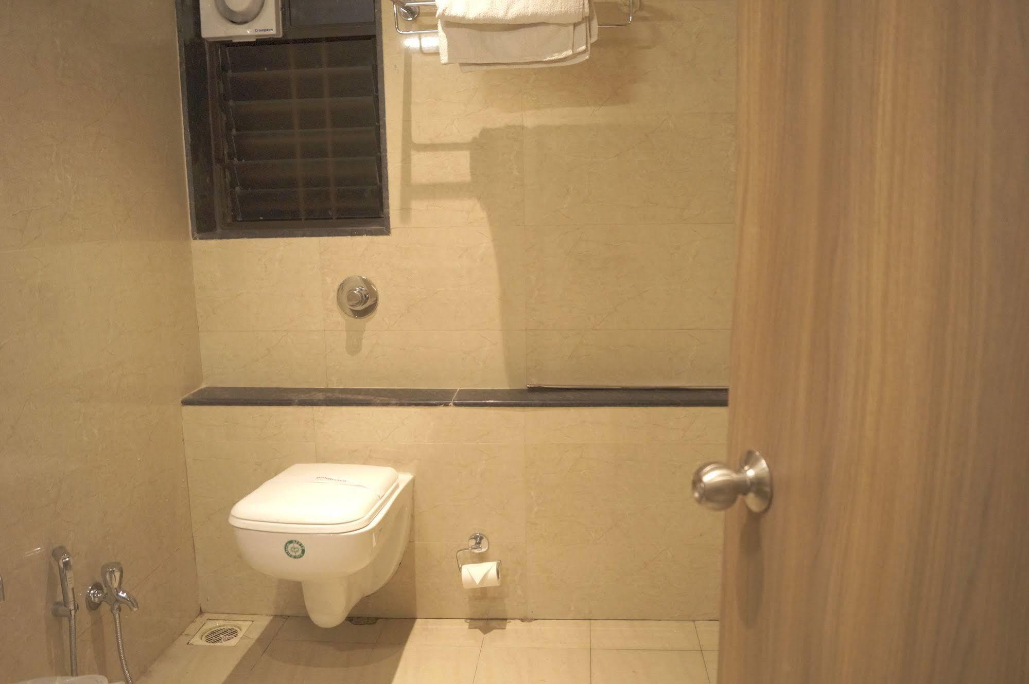 Hotel Shivam Пюн Екстериор снимка