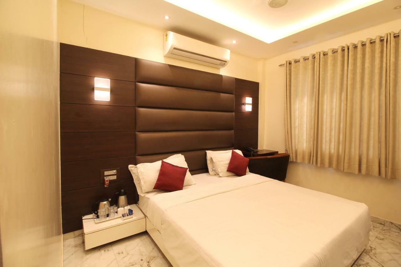Hotel Shivam Пюн Екстериор снимка